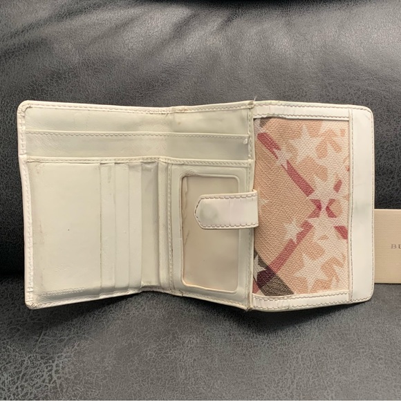 BURBERRY Nova Printed Stars Wallet with ID Window - Picture 13 of 17